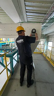 hombre trabajando sinfimasa